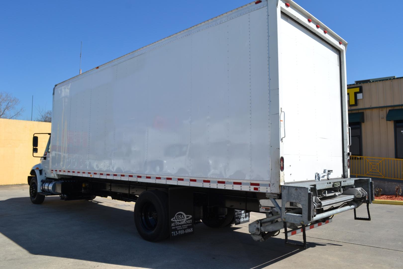 2017 WHITE /GRAY INTERNATIONAL 4300 with an CUMMINS ISB 6.7L 240HP engine, ALLISON 2500RDS AUTOMATIC transmission, located at 9172 North Fwy, Houston, TX, 77037, (713) 910-6868, 29.887470, -95.411903 - 25,999LB GVWR NON CDL, MORGAN 26FT BOX, 13'6FT CLEARANCE, HEIGHT 103" X WIDTH 102", MAXON 3,000LB ALUMINUM LIFT GATE, RAMP, AIR RIDE, 90 GALLON FUEL TANKS, POWER WINDOWS & LOCKS , E-TRACKS - Photo#6